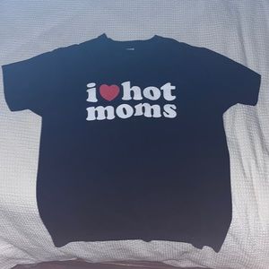 I heart hot moms t-shirt❤️